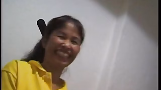 两个性感的亚洲按摩师正在按摩一个幸运的老男人