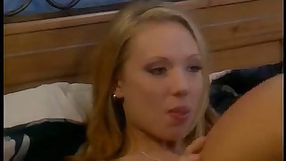 欲火中烧的宝贝在女同的时候被用假阳具狠操